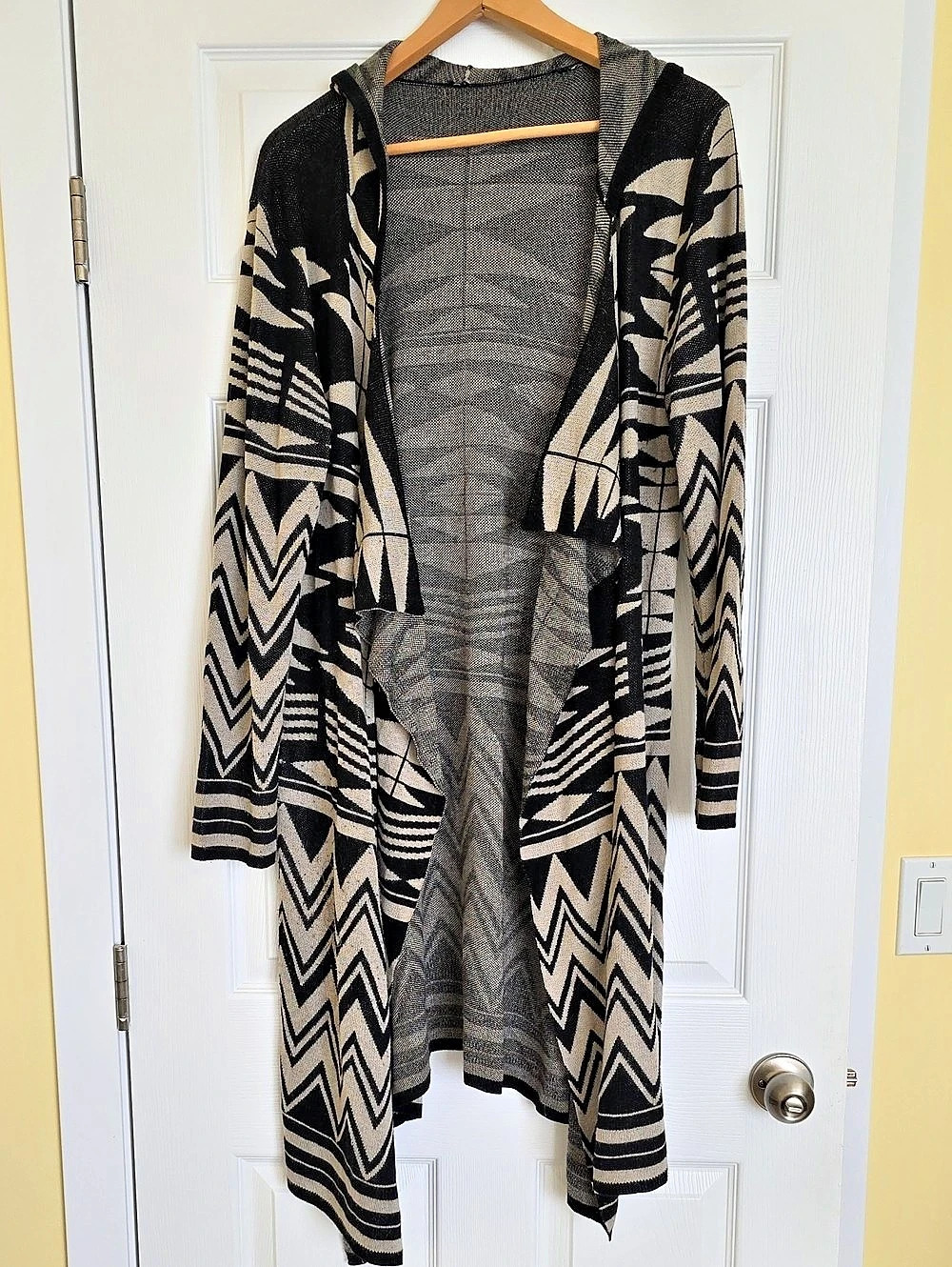 Women's Geometric Open Front Cardigan in Black & Cream